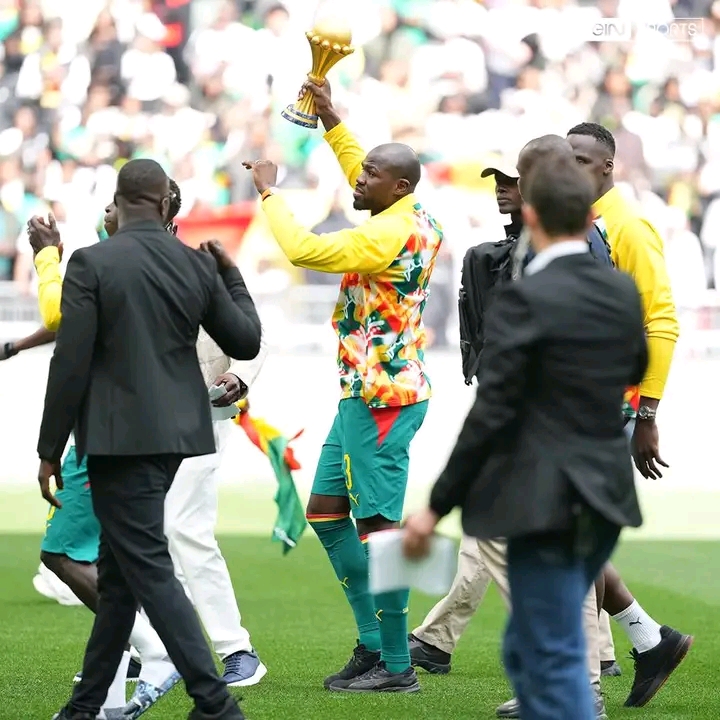 Le Sénégal expose son trophée de la can au Stade de France avant le match amical face au Pérou