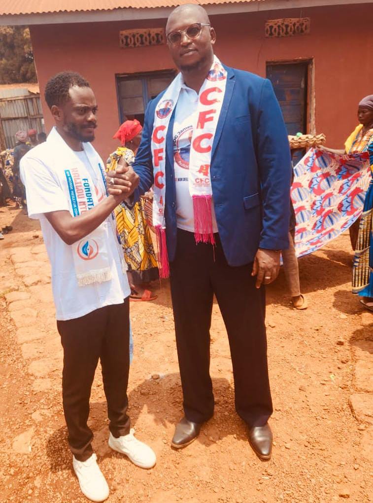 Haut-Uéle : Kalilou Ntumba Haraï offre des pagnes aux femmes du CFC à Isiro