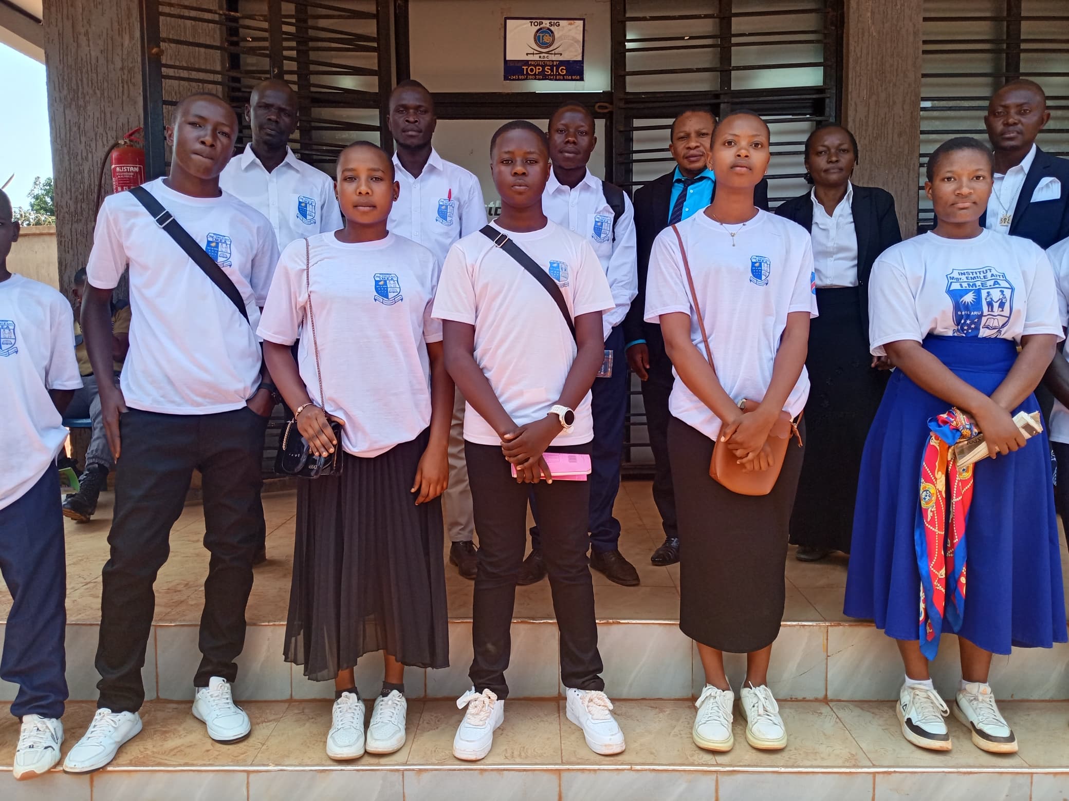 Ituri : des élèves de l’Institut Monseigneur Émile Aiti visitent First Bank à Aru