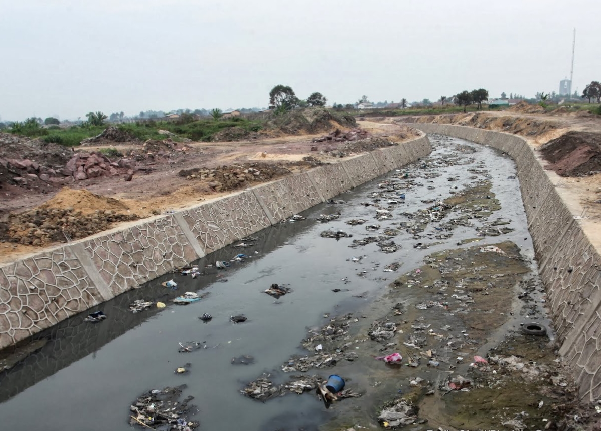 Pollution de la rivière Aruwimi à Basoko : les riverains lancent des cris d’alarme pour trouver une solution durable.