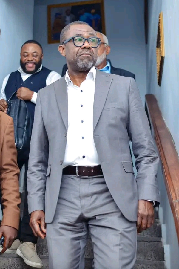 Élection à la FECOFA : Véron Mosengo promet de renoncer à son salaire